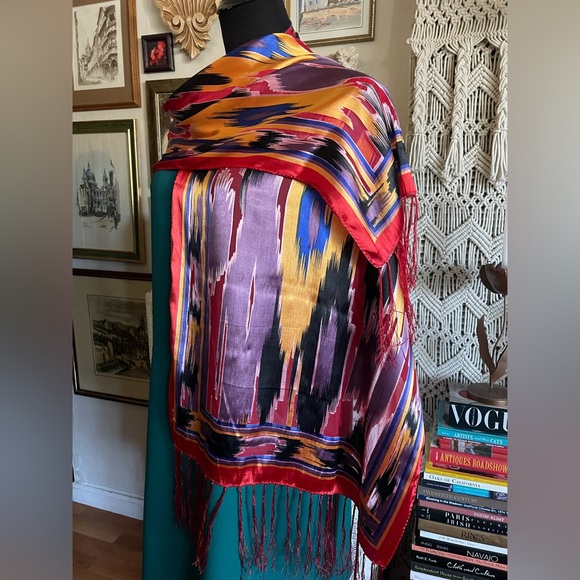 Geometric pattern silk scarf - Picture 3 of 9